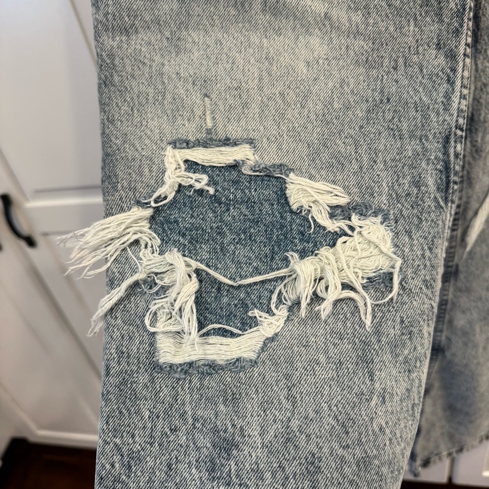We The Free Distressed High Rise Straight Leg Jeans. Size 31 - Picture 5 of 13